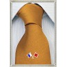 Cravatta con bandiere nautiche in pura seta colore senape